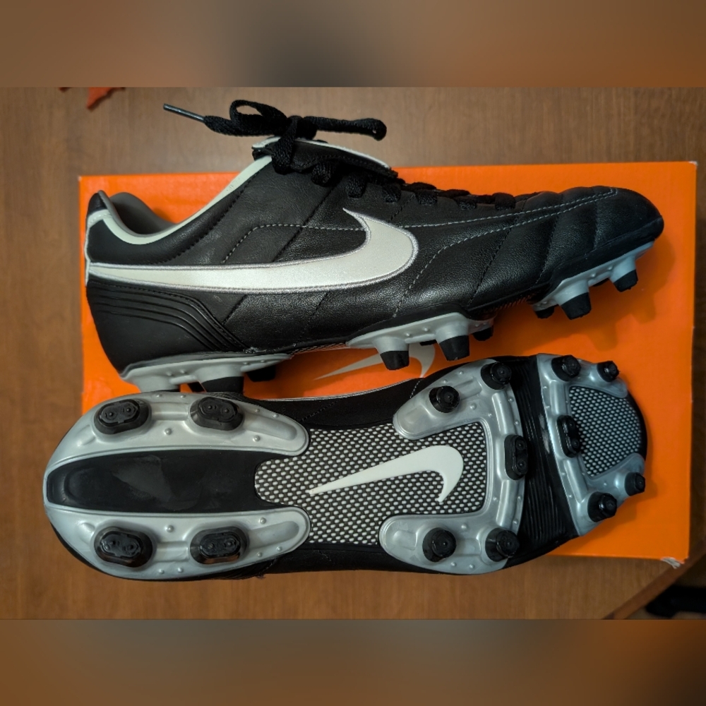 Vintage NWT Nike Tiempo MYSTIC FG Men's Black and Silver Soccer Cleats Size 9